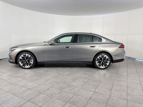 Certified 2025 BMW 530i RWD image 2