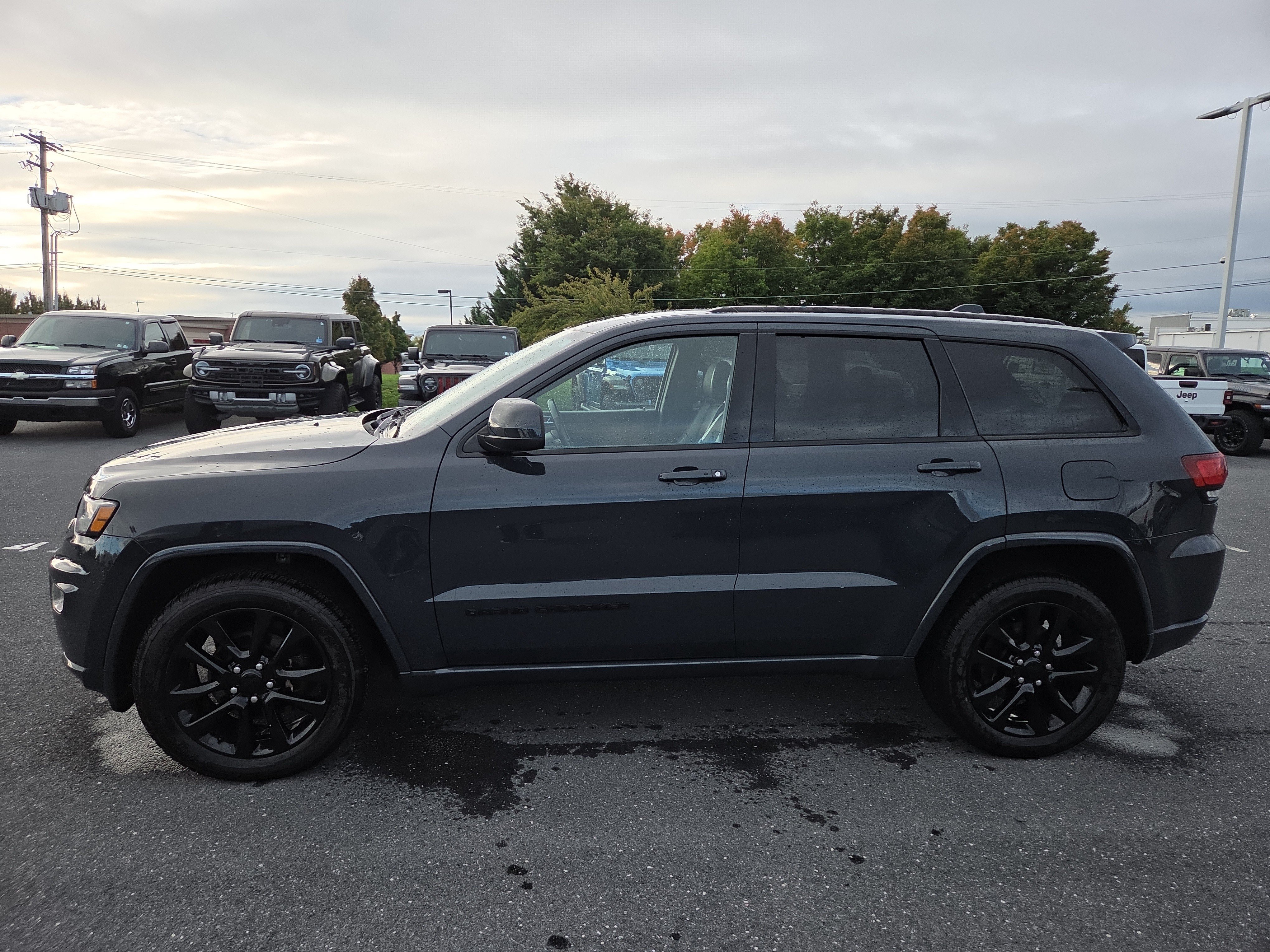 Used 2018 Jeep Grand Cherokee Altitude AWD/4WD image 9