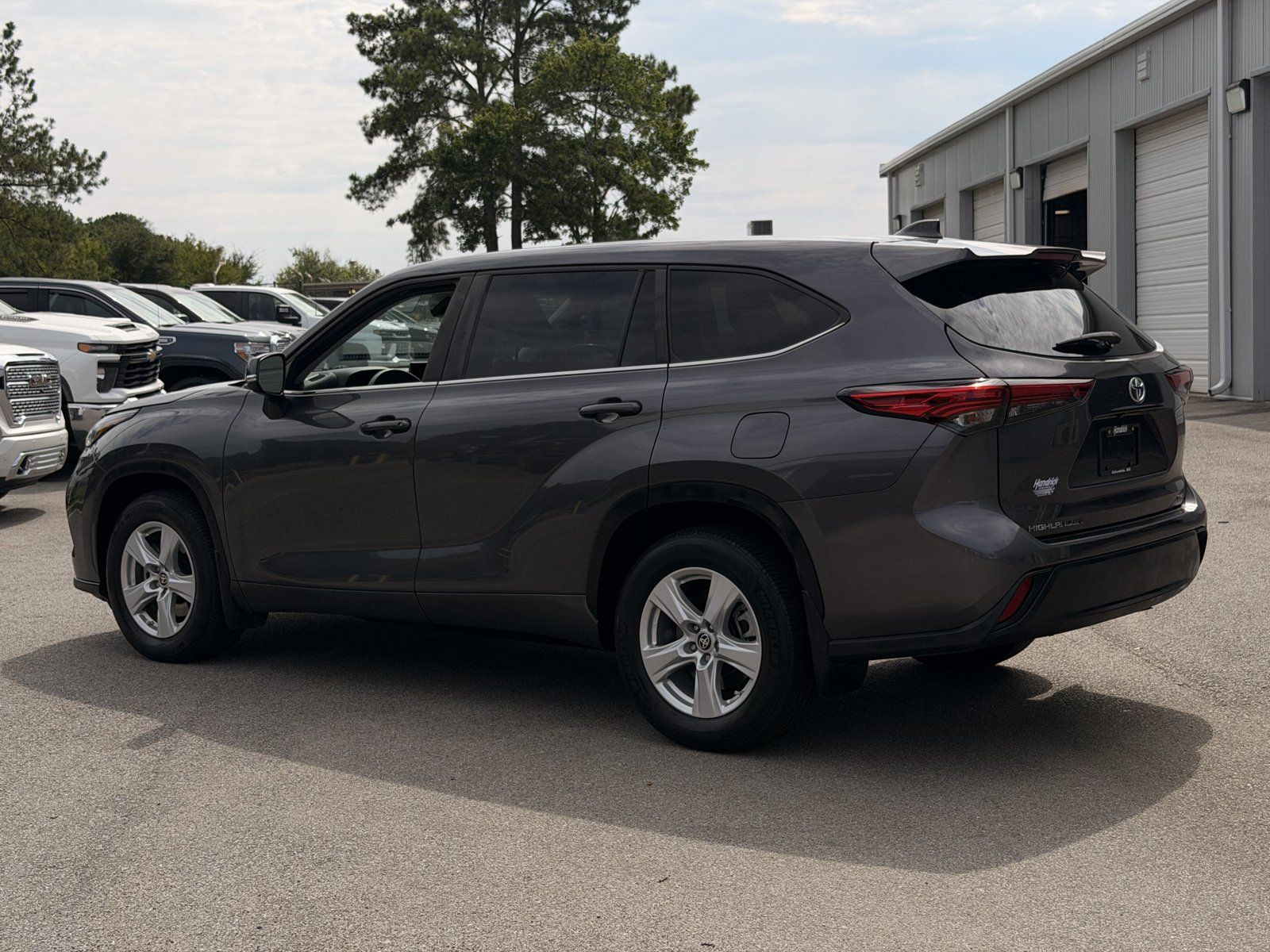 Used 2023 Toyota Highlander L AWD/4WD image 10
