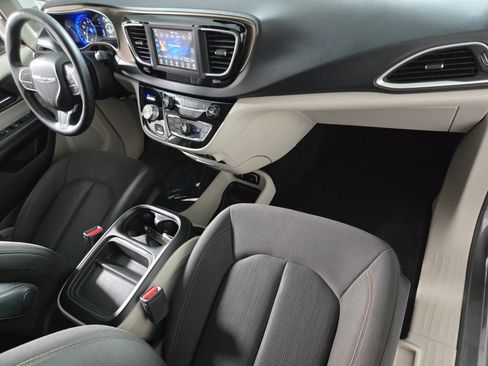 Used 2019 Chrysler Pacifica Touring Plus w/ Tire & Wheel Group FWD image 20
