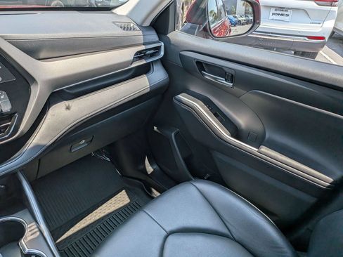 Used 2020 Toyota Highlander XLE AWD/4WD image 20