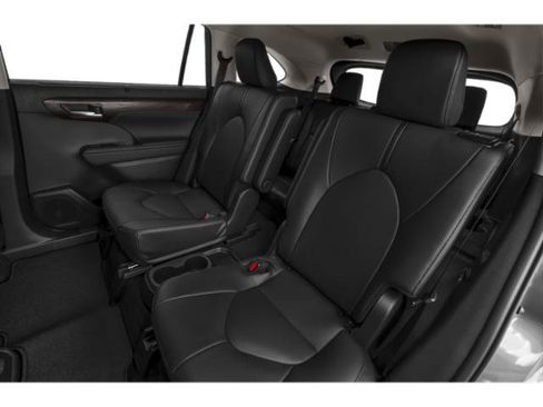 Used 2025 Toyota Highlander Limited FWD image 12