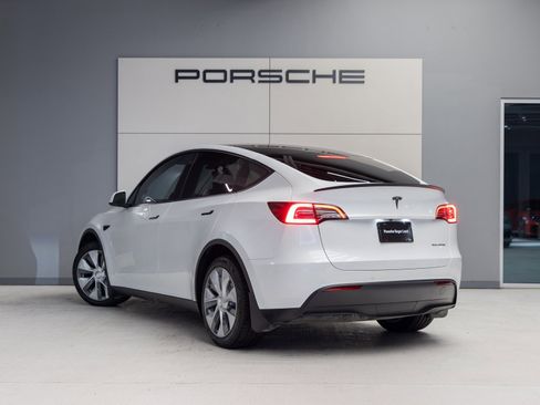 Used 2022 Tesla Model Y Long Range image 3