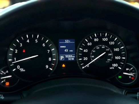 Used 2019 INFINITI Q70 Luxe image 20