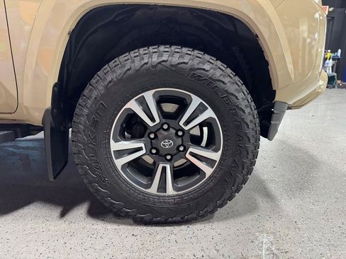 Used 2017 Toyota Tacoma TRD Sport AWD/4WD image 27