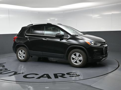 Used 2020 Chevrolet Trax LT w/ LT Convenience Package AWD/4WD image 2