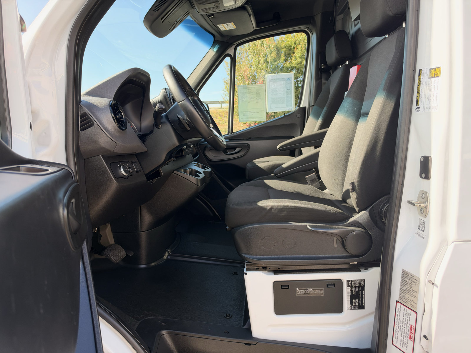 Used 2022 Mercedes-Benz Sprinter 1500 image 13