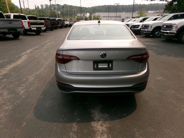 Used 2023 Volkswagen Jetta SE w/ Panoramic Sunroof Package FWD image 6