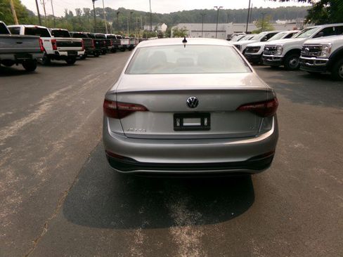 Used 2023 Volkswagen Jetta SE w/ Panoramic Sunroof Package FWD image 6
