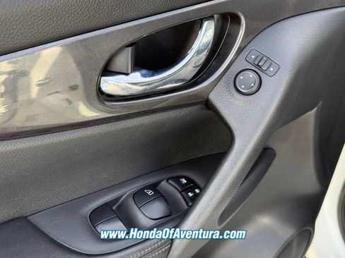 Used 2020 Nissan Rogue SV FWD image 25