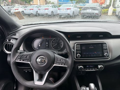 Used 2018 Nissan Kicks SV image 8