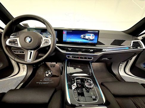 Used 2025 BMW X7 M60i w/ Climate Comfort Package image 12