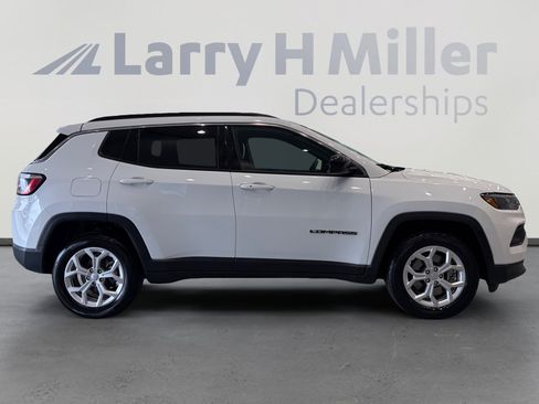 Used 2024 Jeep Compass Latitude AWD/4WD image 6