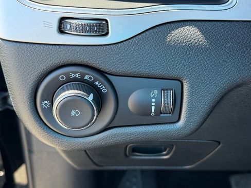 Certified 2022 Jeep Cherokee Latitude w/ Sun & Sound Group image 11