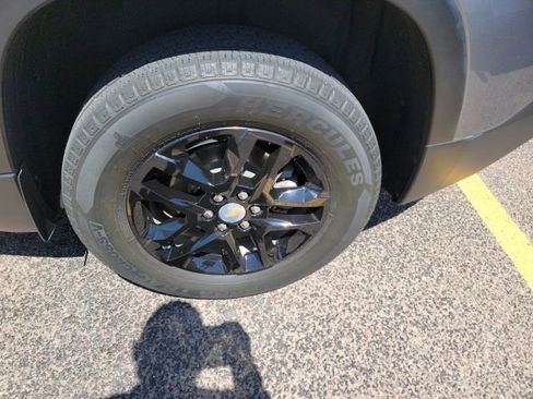 Used 2021 Chevrolet Traverse LT image 8