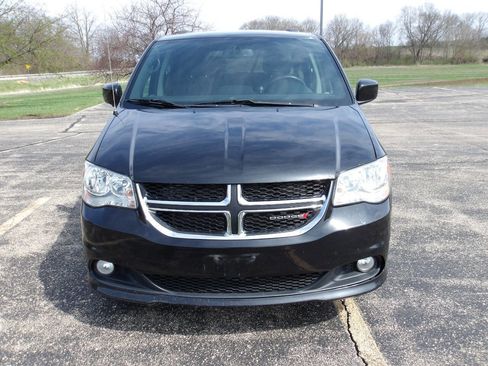 Used 2017 Dodge Grand Caravan SXT w/ Driver Convenience Group image 3