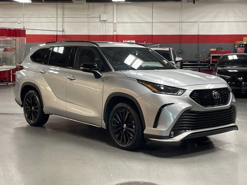 Certified 2023 Toyota Highlander XSE image 2