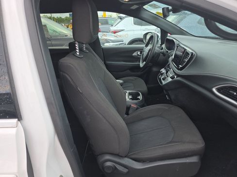 Used 2023 Chrysler Pacifica Touring FWD image 11