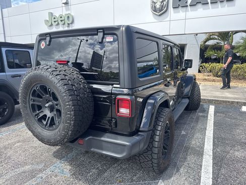 Used 2018 Jeep Wrangler Unlimited Sahara image 7