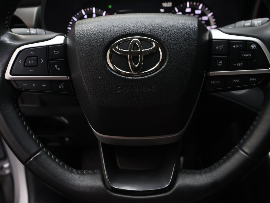 Used 2024 Toyota Highlander LE FWD image 19