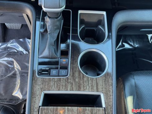 Used 2025 Toyota Sienna Limited image 29