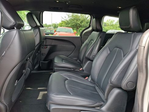 Used 2024 Chrysler Pacifica Limited FWD image 11