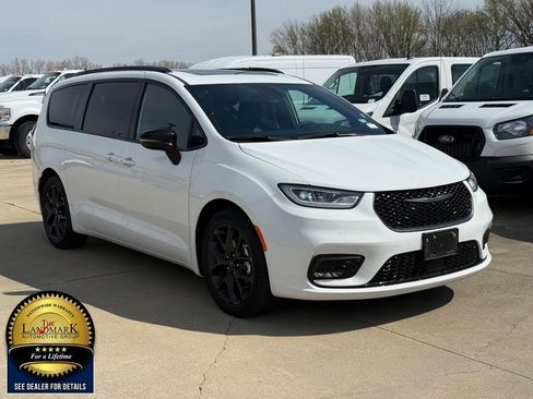 Used 2025 Chrysler Pacifica Limited image 3