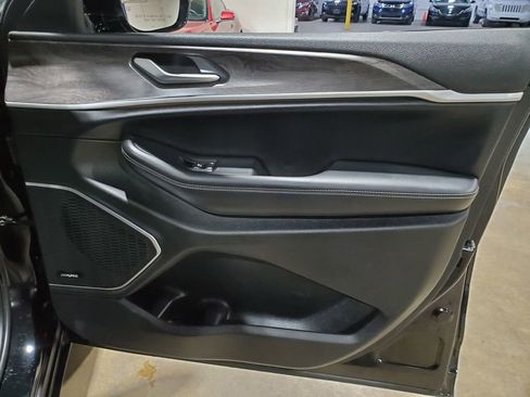 Used 2023 Jeep Grand Cherokee Limited w/ Luxury Tech Group II image 16