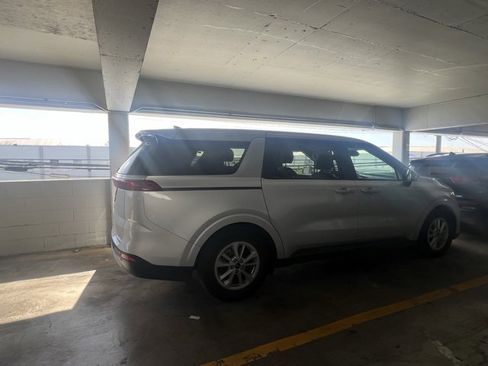 Used 2022 Kia Carnival LX image 4