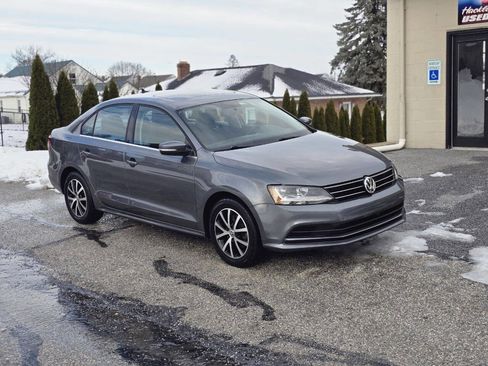 Used 2017 Volkswagen Jetta SE image 2