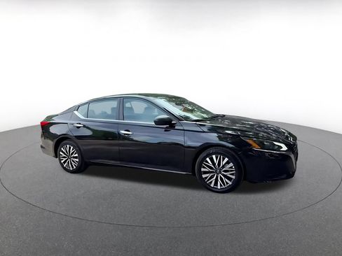 Used 2025 Nissan Altima 2.5 SV FWD image 2