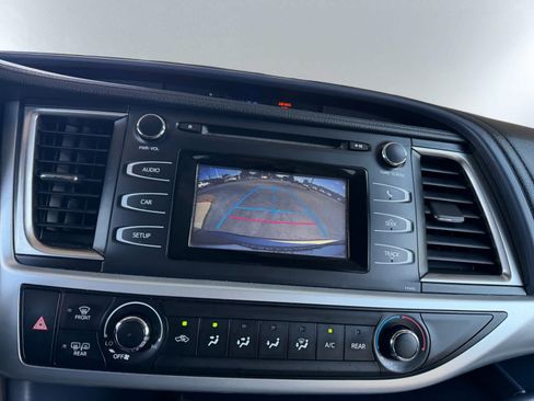 Used 2014 Toyota Highlander LE AWD/4WD image 15