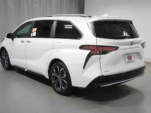 Certified 2025 Toyota Sienna Platinum FWD image 7
