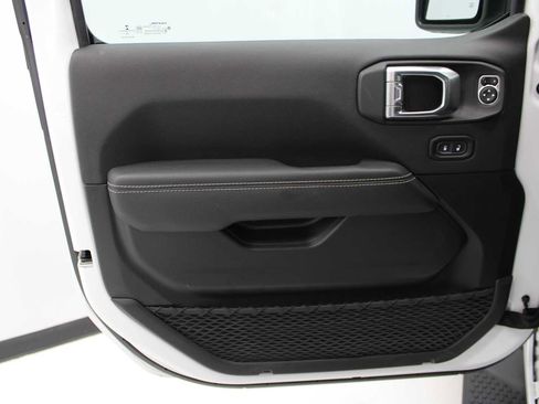 Used 2022 Jeep Wrangler Unlimited Sahara w/ Cold Weather Group AWD/4WD image 14