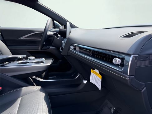 Used 2025 Cadillac Lyriq Luxury AWD/4WD image 30