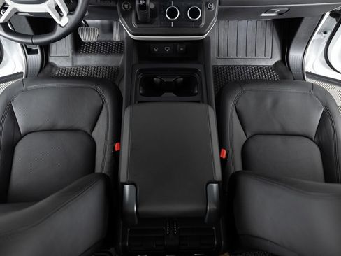 Used 2024 Land Rover Defender 110 SE image 39