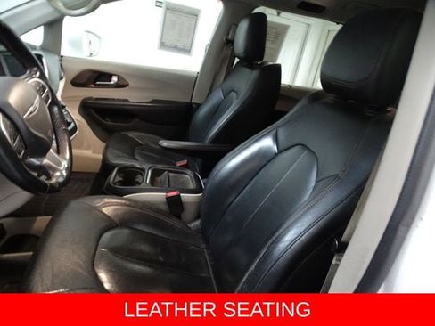 Used 2019 Chrysler Pacifica Touring-L image 2