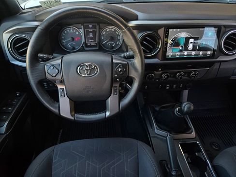 Used 2018 Toyota Tacoma TRD Off-Road w/ Technology Package AWD/4WD image 16