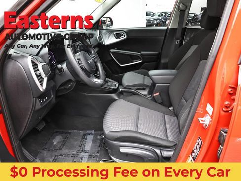 Used 2025 Kia Soul LX w/ LX Technology Package FWD image 14