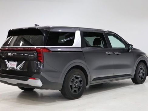 Used 2025 Kia Carnival FWD image 8