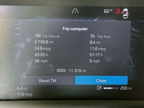 Used 2025 Volvo XC40 B5 Plus image 19