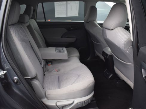 Used 2021 Toyota Highlander LE image 11