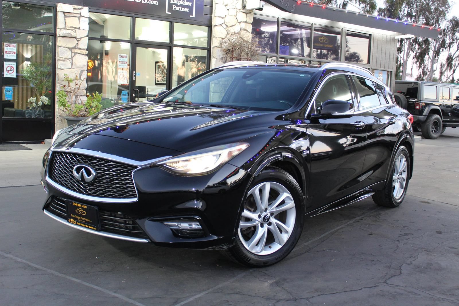 Used 2017 INFINITI QX30 Premium FWD image 1