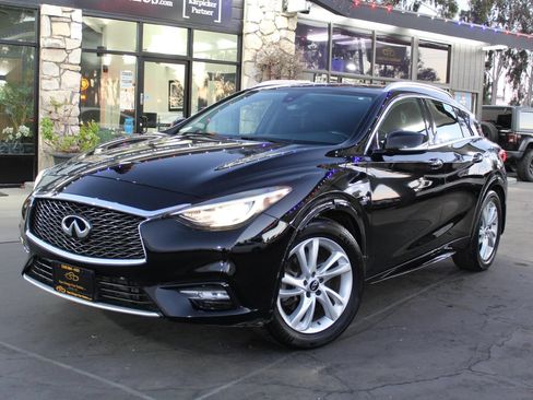 Used 2017 INFINITI QX30 Premium FWD image 1