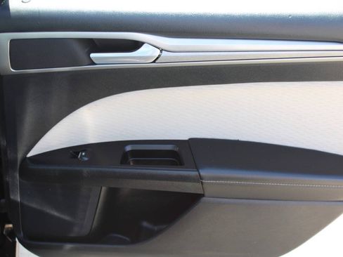 Used 2020 Ford Fusion SE w/ Equipment Group 151A FWD image 9