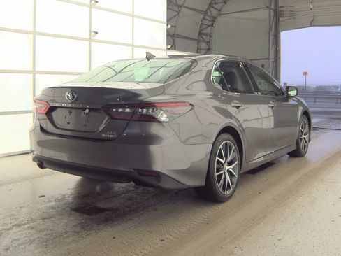Used 2022 Toyota Camry XLE image 2