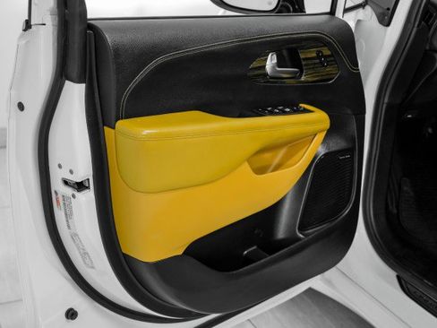 Used 2023 Chrysler Pacifica Pinnacle image 36