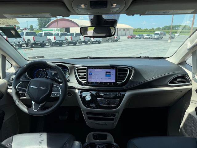 Used 2023 Chrysler Pacifica Touring-L AWD/4WD image 13