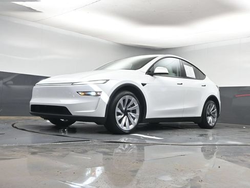 Used 2026 Tesla Model Y 2WD image 23