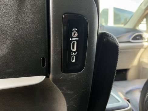 Used 2022 Chrysler Pacifica Touring-L w/ Uconnect Theater Family Group image 23